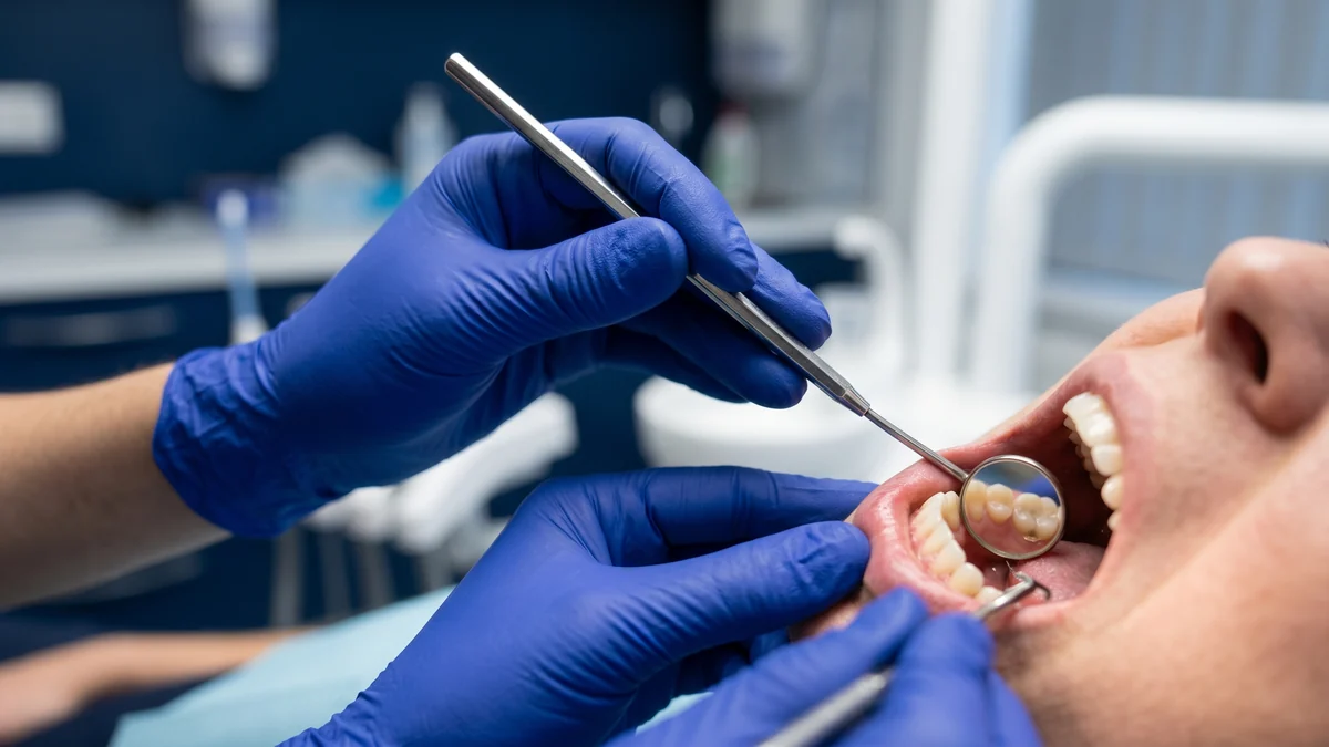 Evaluare clinica post-operatorie implant dentar la cabinetul stomatologic, control la 7 zile